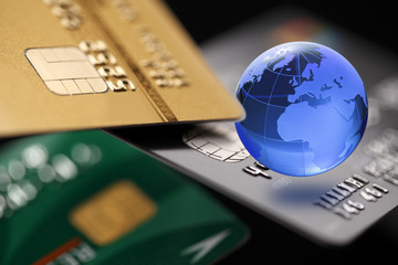 グローバルビジネスイメージ/クレジットカードとガラスの地球