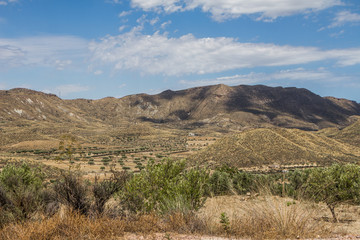 Auf der Straße AL102 nach Nijar in Andalusien/Spanien. Eine Route, die durch eine Wüstenlandschaft führt, die Arizona in den USA sehr ähnlich ist.