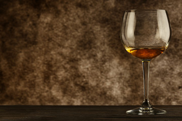 bicchiere di liquore ambrato