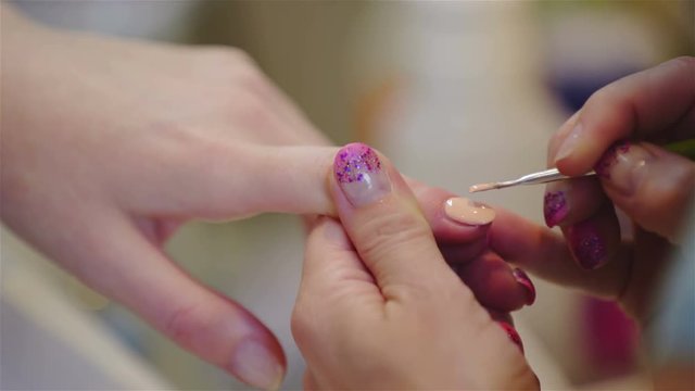 Apply color gel on fingernails