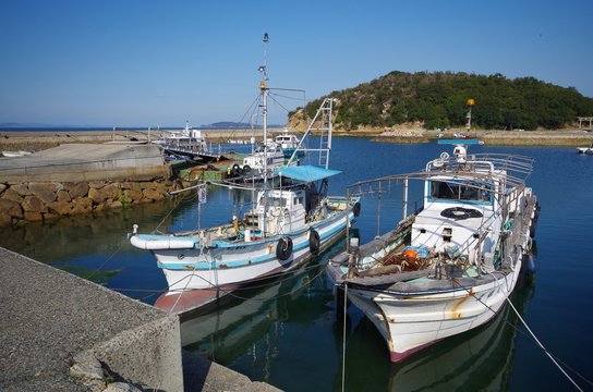 田舎の漁港とボート