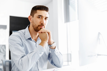 Naklejka premium Male office worker sitting at desk