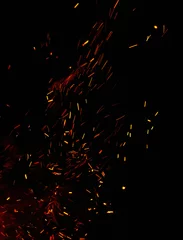 Tuinposter vuur vlammen met vonken op een zwarte achtergrond © studybos