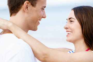 Fototapeta premium Romantic young couple on the beach