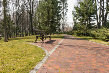 Место для отдыха в весеннем парке © ais60