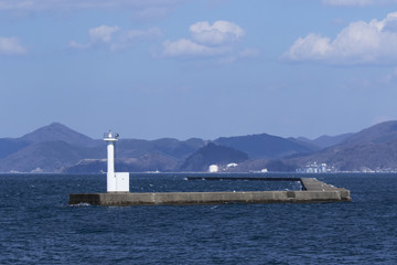 灯台と防波堤