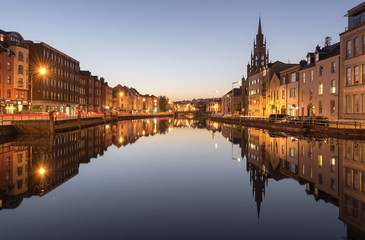 A View of the River Lee in Cork City, Ireland at Night. - obrazy, fototapety, plakaty