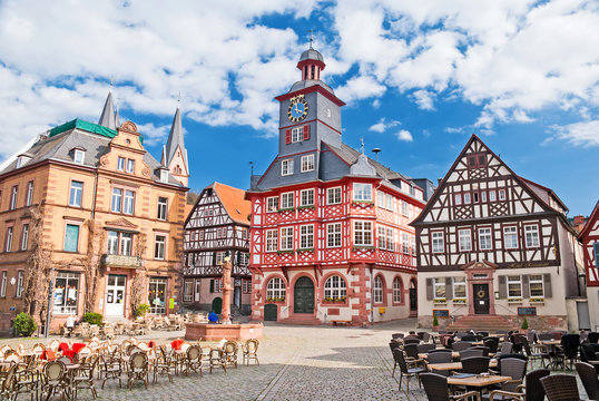 Das Alte Rathaus am Marktplatz von Heppenheim an der Bergstra&szlig;e in Hessen