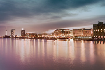 Fototapeta premium Skyline von Ost-Berlin zur Dämmerung