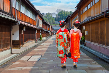 Naklejka premium Japońska gejsza w Higashi-Chaya-gai - dystrykt Geisha w Kanazawa w Japonii