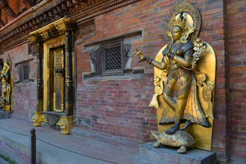 Fototapeta na wymiar Statue am Tor des Mul Chowk, Royal Palace, in Bhaktapur / Nepal