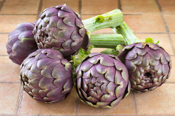Obraz premium gruppo di carciofi freschi da preparare