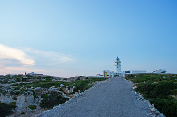 Minorca, Isole Baleari, Spagna: la strada per il faro di Cap de Cavalleria al tramonto l'8 luglio...