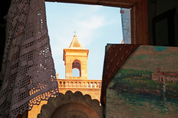 Minorca, isole Baleari, Spagna: il campanile della chiesa di El Roser visto dalla finestra di un...