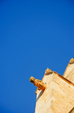 Minorca, Isole Baleari, Spagna: gargolla sulla Cattedrale di Santa Maria, la Basilica di Ciutadella, vista dai vicoli della citt&agrave; il 7 luglio 2013