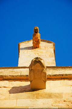 Minorca, Isole Baleari, Spagna: gargolla sulla Cattedrale di Santa Maria, la Basilica di Ciutadella, vista dai vicoli della citt&agrave; il 7 luglio 2013