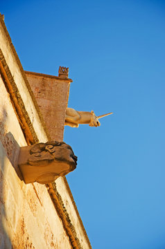 Minorca, Isole Baleari, Spagna: gargolla sulla Cattedrale di Santa Maria, la Basilica di Ciutadella, vista dai vicoli della citt&agrave; il 7 luglio 2013