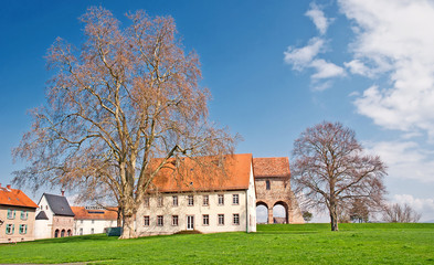 Fototapeta na wymiar Weltkulturerbe Kloster Lorsch an der Bergstraße in Hessen mit karolingischer Torhalle