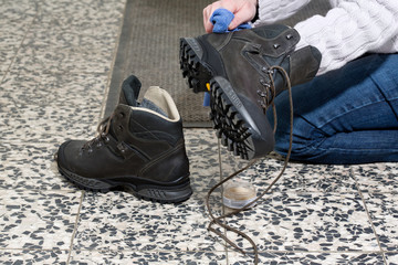 Pflege, Wanderschuhe mit Bienenwachs