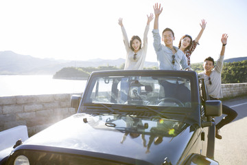Friends having fun in a jeep © Blue Jean Images