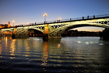 Fototapeta na wymiar Atardecer en el puente de Triana, Sevilla, España