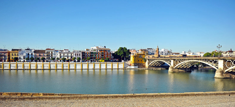 Calle Betis, r&iacute;o Guadalquivir y puente de Triana, Sevilla, Espa&ntilde;a