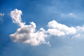 Naklejka na ściany i meble Blaue Schattierungen - Wolkenhimmel aus weißen Wolken und strahlendem Blau