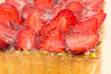 crostata con crema e fragole