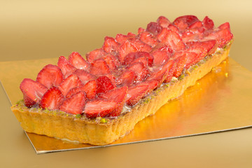 crostata con crema e fragole