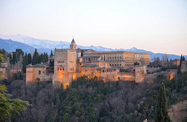 La Alhambra, la Torre de Comares y el Palacio de Carlos V con la Sierra Nevada al fondo, Granada España