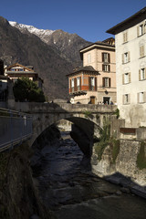 Fototapeta na wymiar antico ponte sul torrente