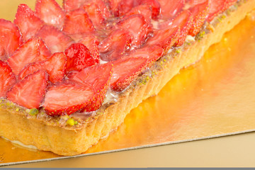 crostata con crema e fragole