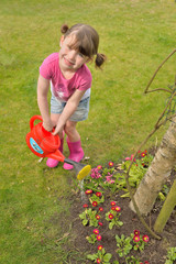 jeune fille arrosant les fleurs