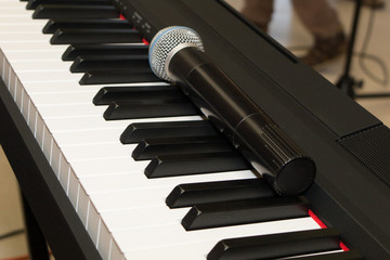  Microphone on piano keyboard background,closed-up