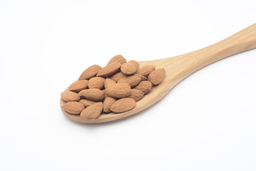 Almendras en una cuchara de madera
