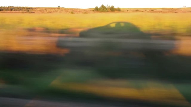 Traveling lateral de seguimiento de la Sombra de un Coche al atardecer
