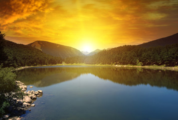 Fototapeta na wymiar sunrise over lake and mountains