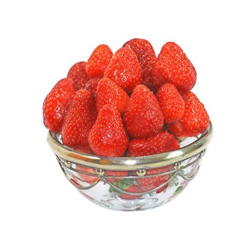 Une coupe de fraises sur fond blanc