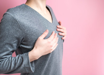 胸を押さえる女性