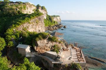 klify opadające do morza w południowej części wyspy Bali