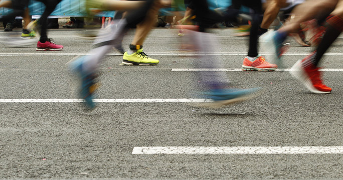Piernas de Corredores en movimiento