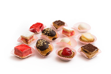 Mix di pasticcini su fondo bianco