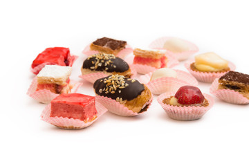 Mix di pasticcini su fondo bianco