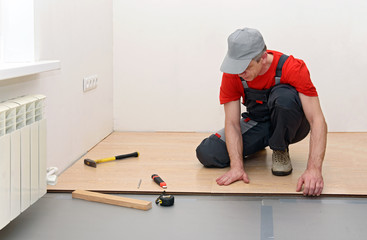 Installation of a laminate in the room