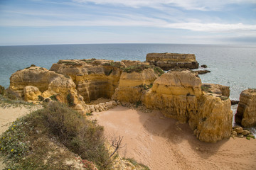 Klippen und Sandstrände an der herrlichen Algarve - Küste, Portugal