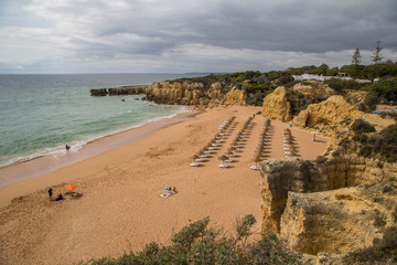 Klippen und Sandstrände an der herrlichen Algarve - Küste, Portugal