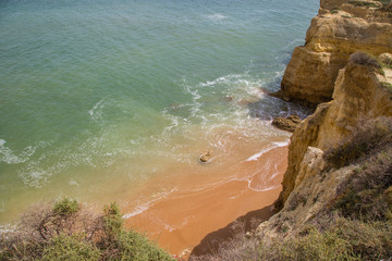 Klippen und Sandstrände an der herrlichen Algarve - Küste, Portugal