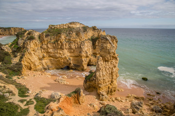 Klippen und Sandstrände an der herrlichen Algarve - Küste, Portugal