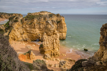 Fototapeta na wymiar Klippen und Sandstrände an der herrlichen Algarve - Küste, Portugal