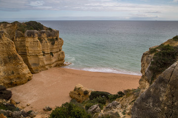 Klippen und Sandstrände an der herrlichen Algarve - Küste, Portugal